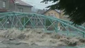 Ničivá povodeň ve Frýdlantu strhla i ocelový most