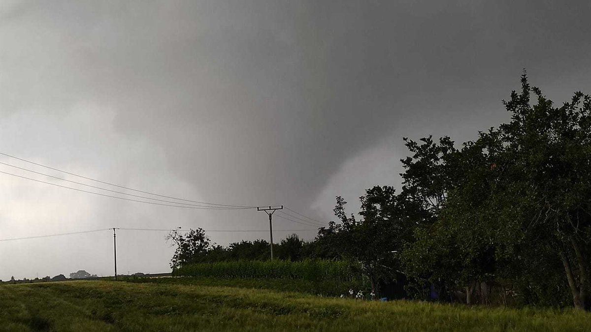 Přes Hodonísko se přehnalo tornádo, v oblasti řádila i bouře doprovázená krupobitím, (24.06.2021).