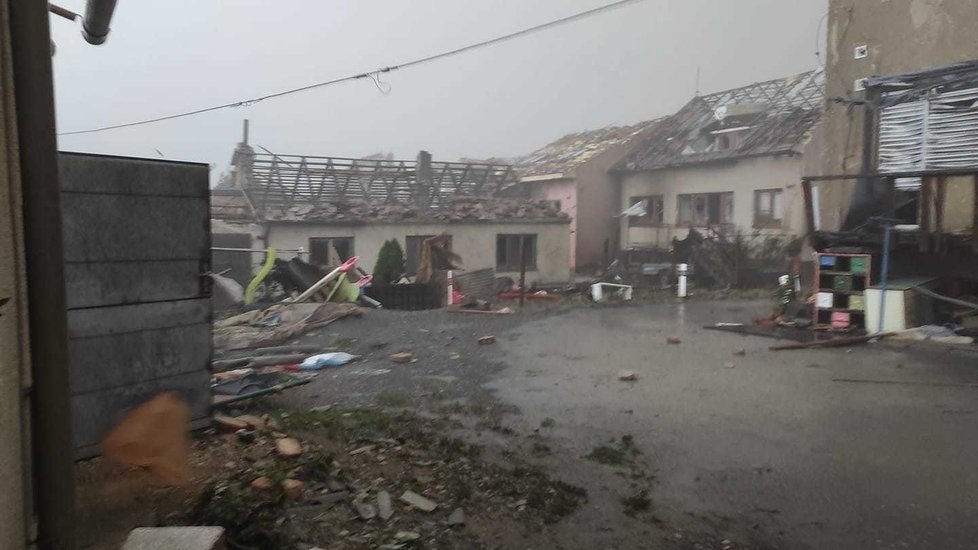 Přes Hodonísko se přehnalo tornádo, v oblasti řádila i bouře doprovázená krupobitím, (24.06.2021).