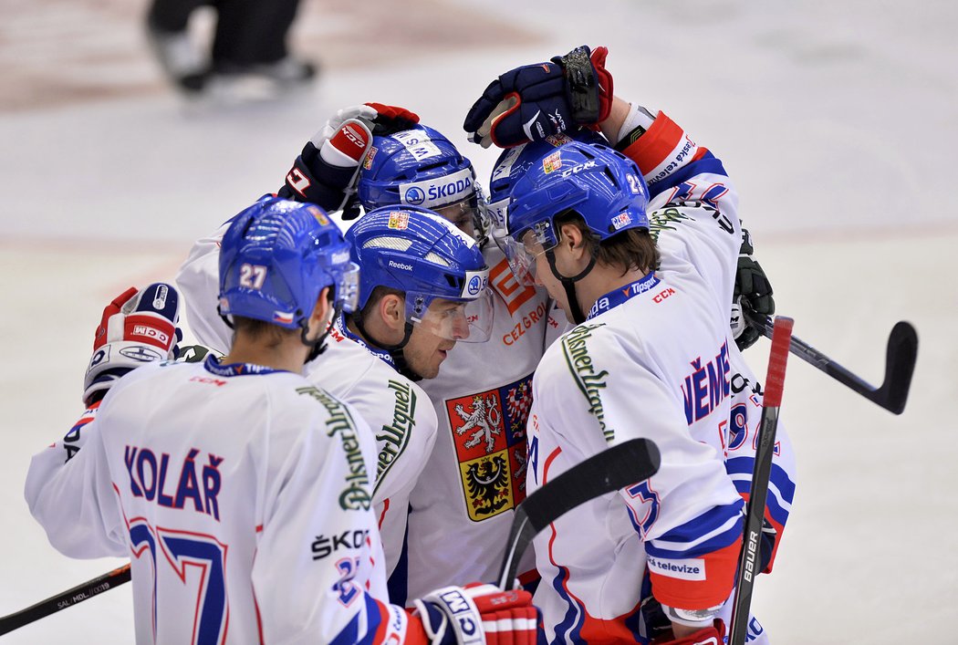 Čeští hokejisté slaví gól do sítě Ruska