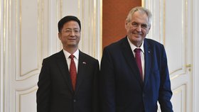 Zeman ve čtvrtek přijal na hradě tři nové velvyslance: nový mimořádný a zplnomocněný velvyslanec Čínské lidové republiky Čang Ťien-min.