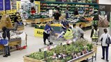Zdražování pociťuje velmi silně třetina Čechů. Jdou víc po slevách, omezí útratu v hospodě i za kulturu