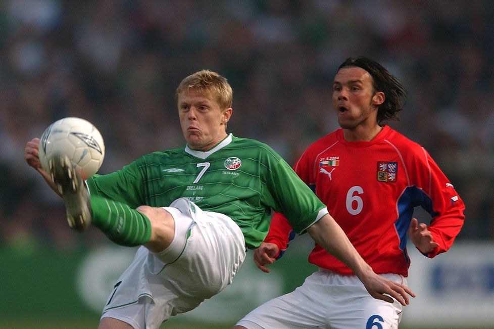 Záložník Irska Damien Duff v utkání s českou reprezentací v roce 2004. Na snímku i Marek Jankulovski.