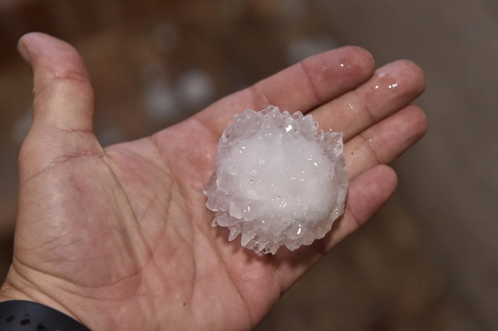 Bouřka doprovázená silným krupobitím se přehnala  nad Valticemi na Břeclavsku.