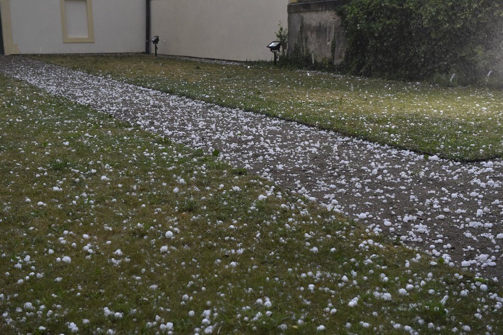 Bouřka doprovázená silným krupobitím se přehnala  nad Valticemi na Břeclavsku.