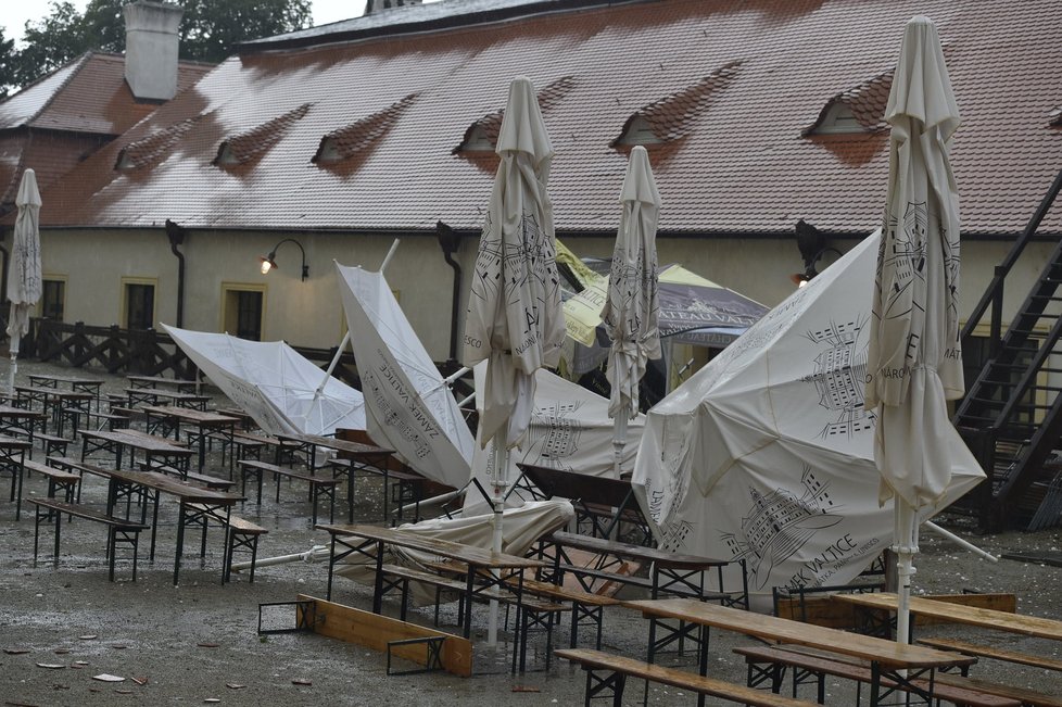 Bouřka doprovázená silným krupobitím se přehnala  nad Valticemi na Břeclavsku.