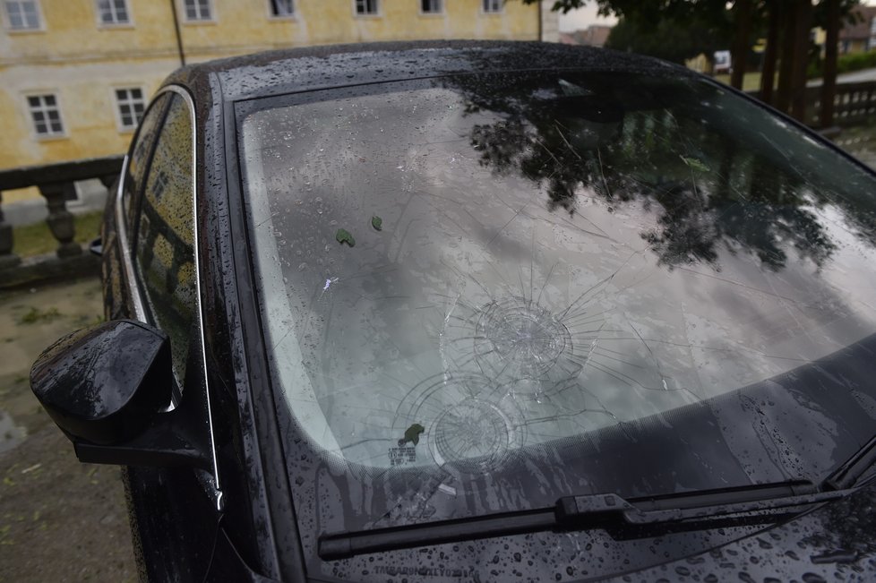 Bouřka doprovázená silným krupobitím se přehnala  nad Valticemi na Břeclavsku.