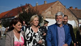 Prezident Pavel s manželkou Evou navštívil obec Hrušky zasaženou tornádem.