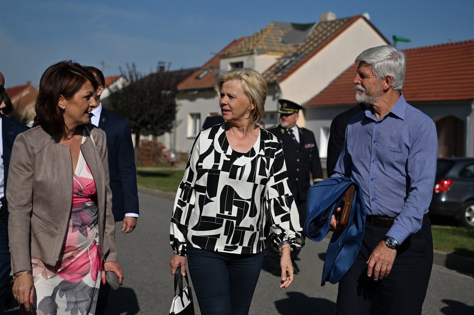 Prezident Pavel s manželkou Evou navštívil obec Hrušky zasaženou tornádem.