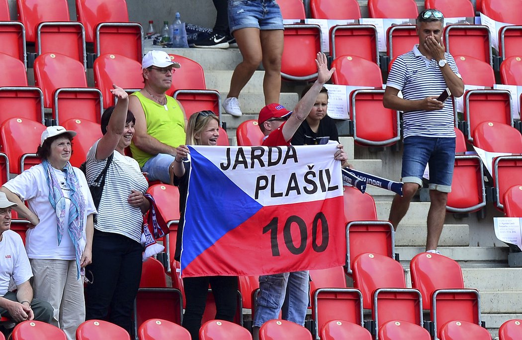 Fanoušci v Edenu ocenili záložníka Jaroslava Plašila, který nastoupil za reprezenaci posté