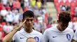 Fotbalista Jižní Koreji při státní hymně salutoval