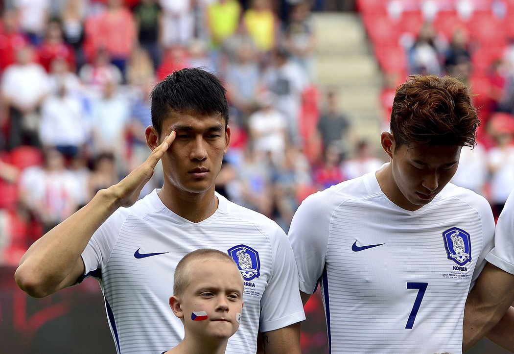 Fotbalista Jižní Koreji při státní hymně salutoval