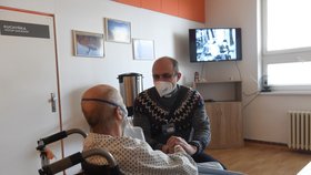 Čtyřicetiletý nemocniční kaplan Marek Žukowski už téměř čtyři roky pomáhá slovem pacientům v Městské nemocnici Ostrava. Během koronavirové pandemie dochází i za pacienty hospitalizovanými s koronavirem, pomáhá také zaměstnancům nemocnice (24. 3. 2021).
