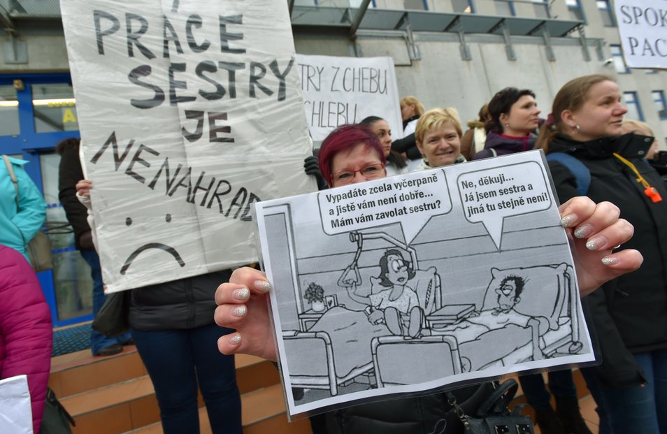 Před začátkem jednání krajského zastupitelstva Karlovarského kraje demonstrovaly 20. dubna před budovou krajského úřadu zdravotní sestry za zvýšení platů.