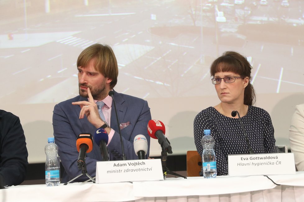Ministr zdravotnictví Adam Vojtěch (za ANO) a hlavní hygienička ČR Eva Gottvaldová na tiskové konferenci ke koronaviru (26. 1. 2020)