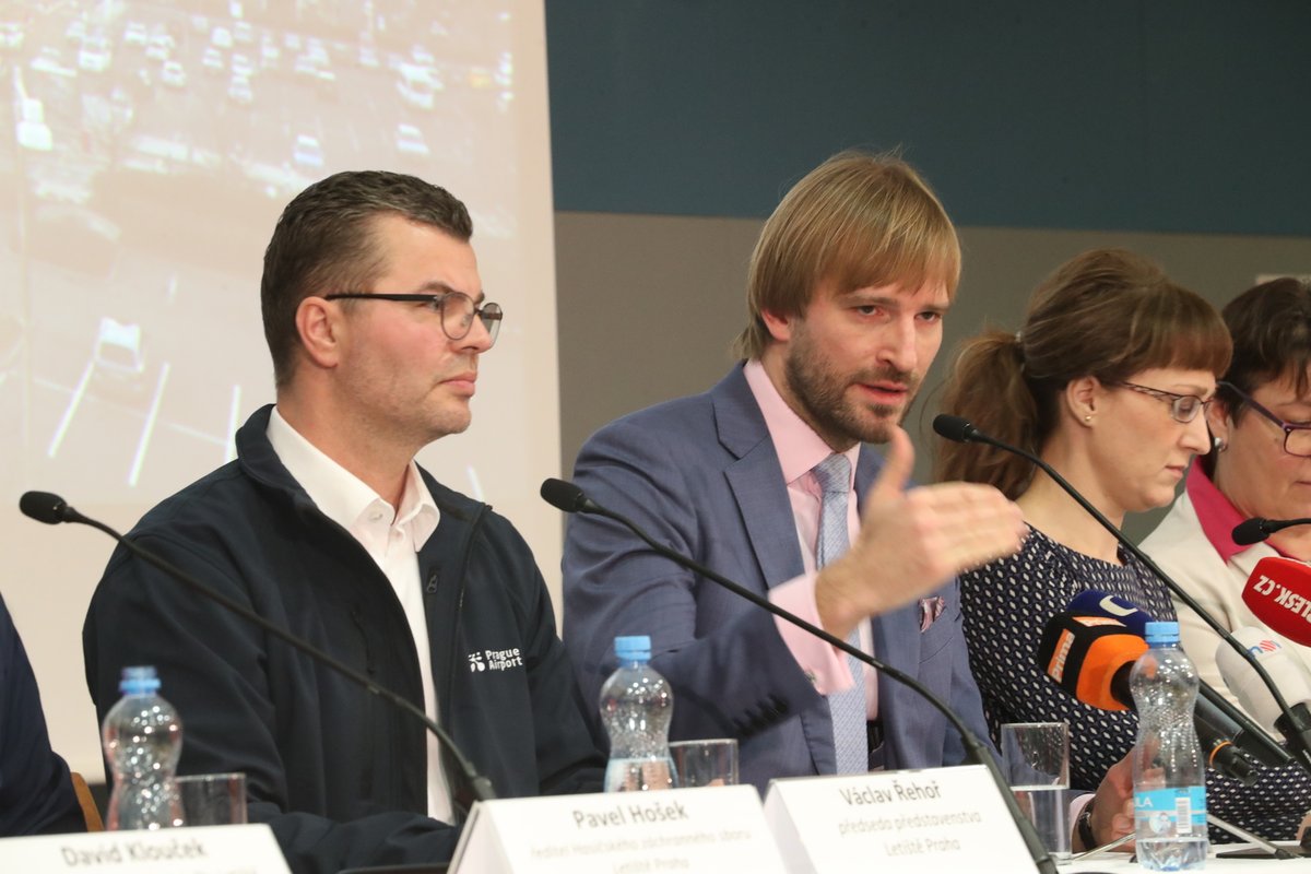 Předseda představenstva Letiště Praha Václav Řehoř a ministr zdravotnictví Adam Vojtěch (za ANO) na tiskové konferenci ke koronaviru.