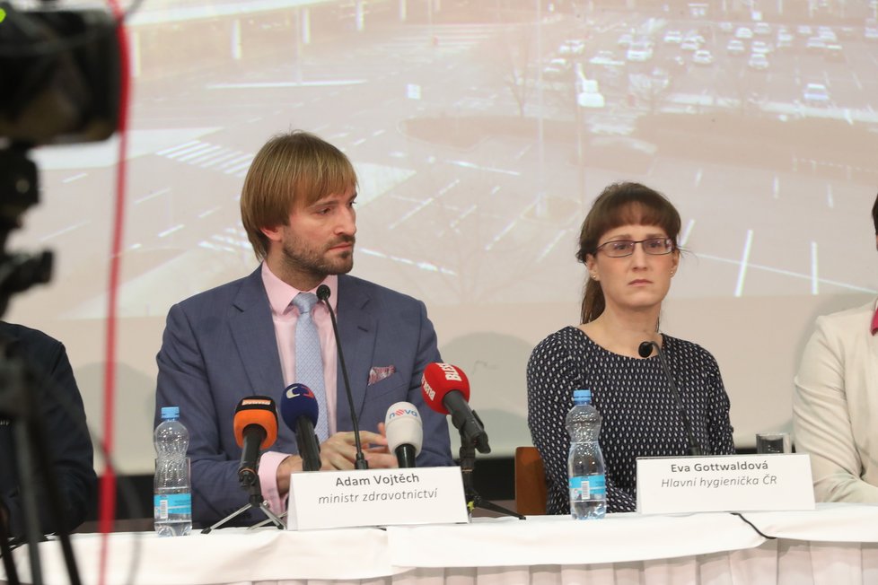 Šéfka hygieniků Eva Gottvaldová s ministrem zdravotnictví Adamem Vojtěchem na mimořádné tiskové konferenci k opatřením kvůli koronaviru. (26. 1. 2020)