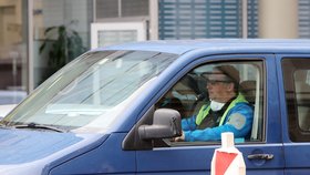 V Česku platí zákaz vycházení bez zakrytí úst a nosu. Většina lidí nasadila roušky. (19. 3. 2020)