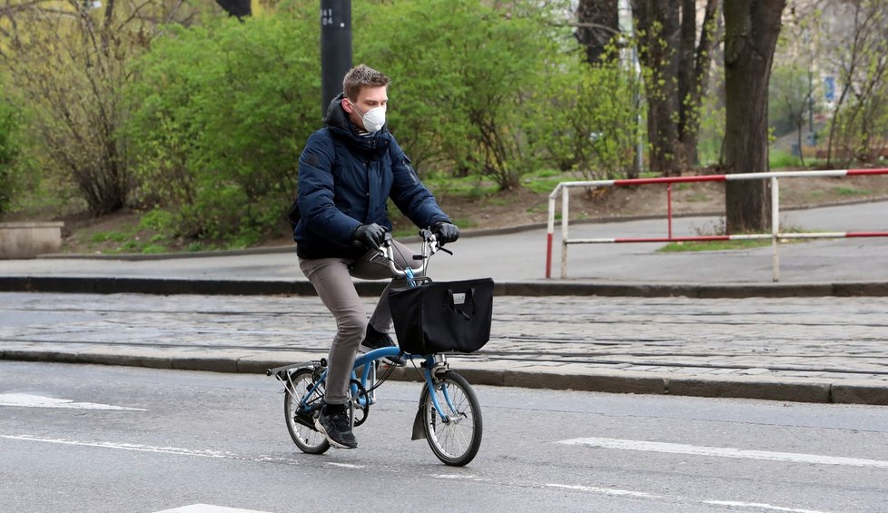 V Česku platí zákaz vycházení bez zakrytí úst a nosu. Většina lidí nasadila roušky. (19. 3. 2020)