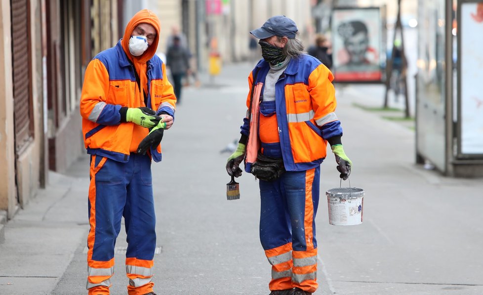 V Česku platí zákaz vycházení bez zakrytí úst a nosu. Většina lidí nasadila roušky. (19. 3. 2020)