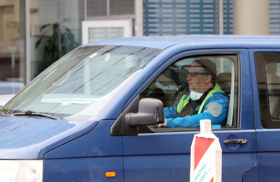 V Česku platí zákaz vycházení bez zakrytí úst a nosu. Většina lidí nasadila roušky. (19. 3. 2020)