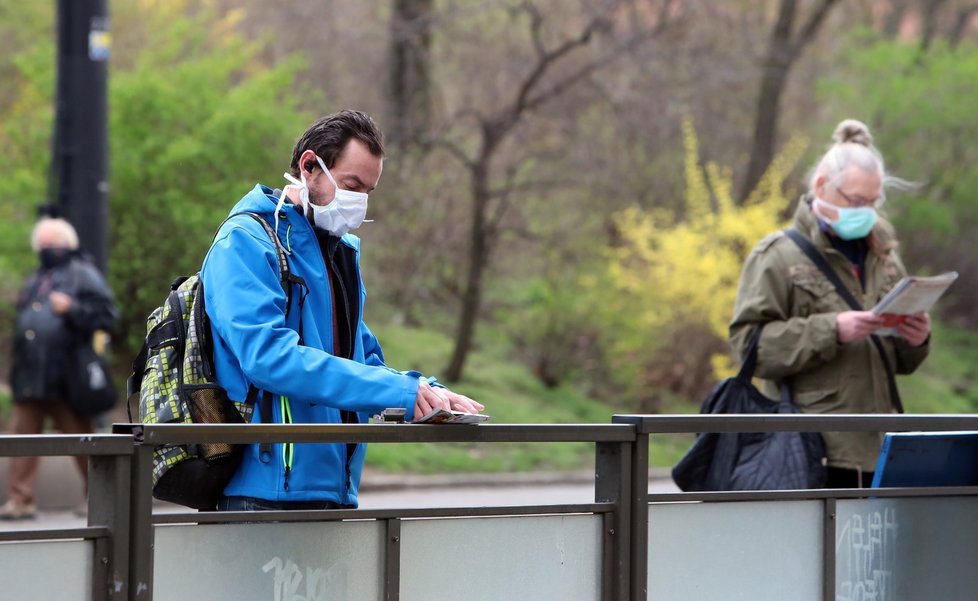 V Česku platí zákaz vycházení bez zakrytí úst a nosu. Většina lidí nasadila roušky. (19. 3. 2020)