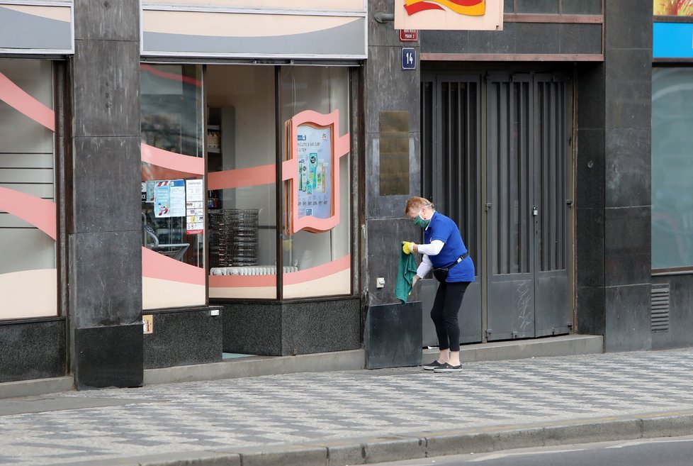 Obchody kvůli číření koronaviru musí více dbát na hygienu. (19. 3. 2020)