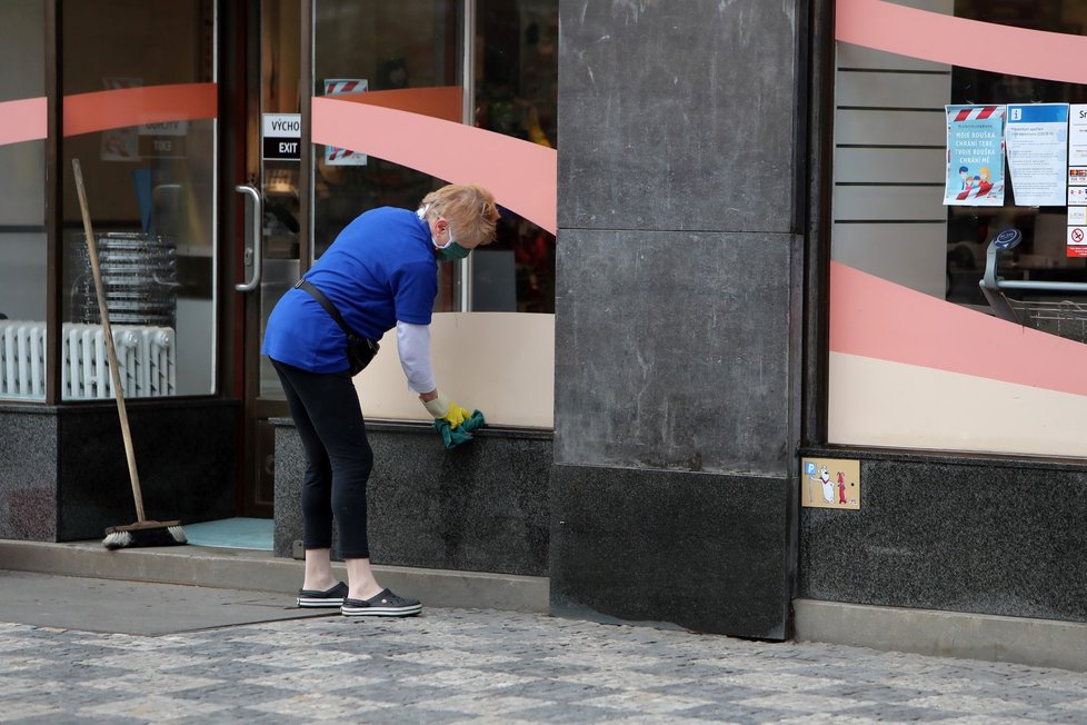 Obchody kvůli šíření koronaviru musí více dbát na hygienu. (19. 3. 2020)