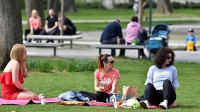 Lidé odpočívají v parku Komenského ve Zlíně (1. 5. 2021)