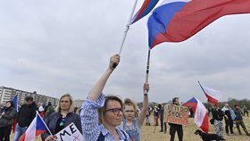 Lidé se sešli na demonstraci proti vládě a za dodržování občanských svobod na pražské Letné (1. 5. 2021)