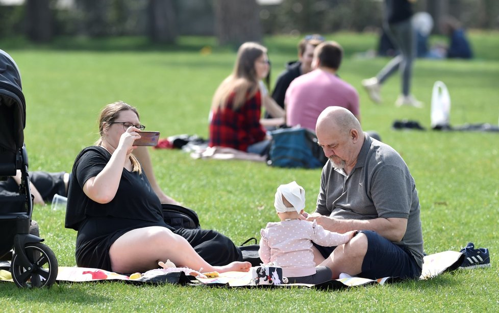 Lidé odpočívají v parku Komenského ve Zlíně (1. 5. 2021)