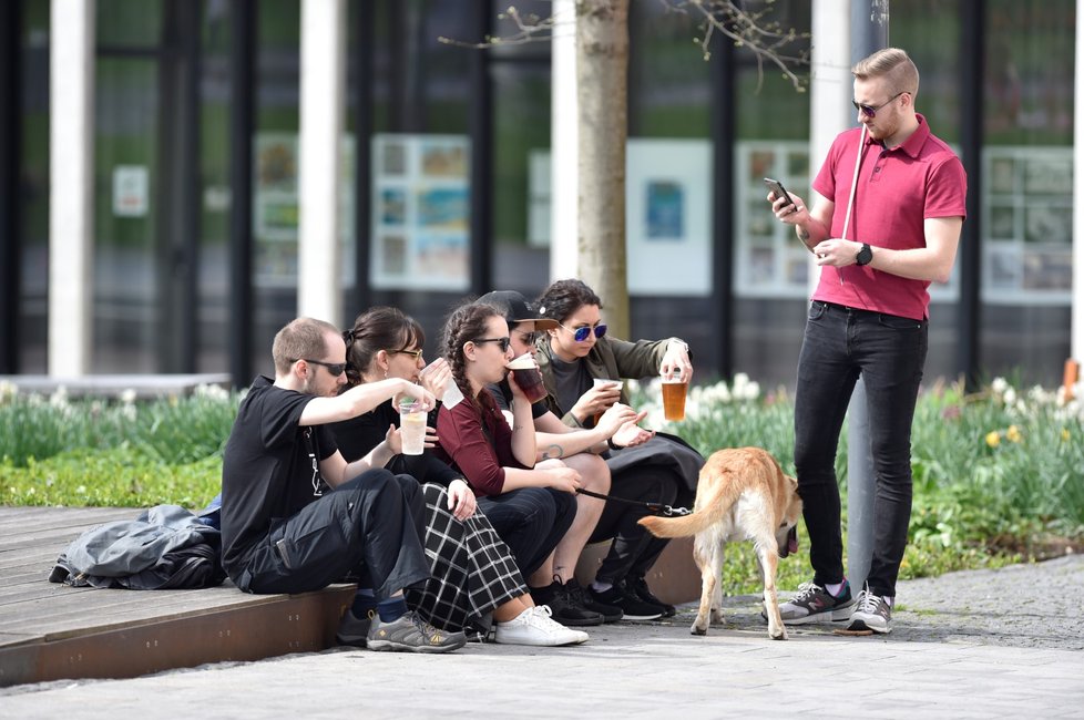 Lidé odpočívají v parku Komenského ve Zlíně (1. 5. 2021)