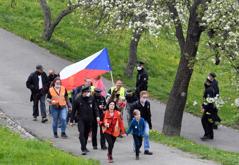 Iniciativa Chcípl PES uspořádala na Petříně v Praze akci s prvomájovou procházkou na protest proti přístupu vlády k řešení pandemie (1. 5. 2021).