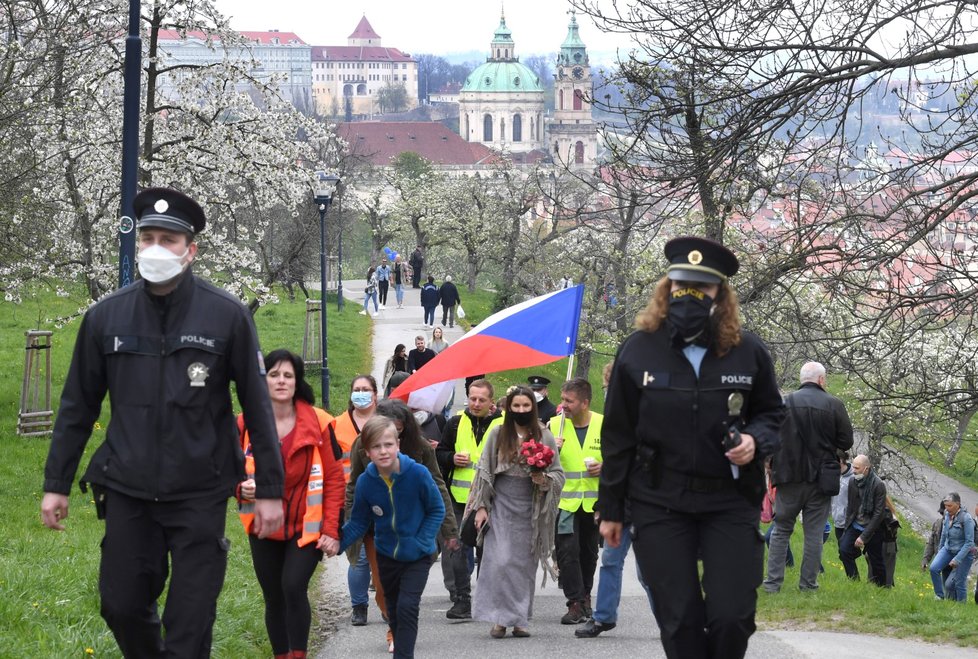 Iniciativa Chcípl PES uspořádala na Petříně v Praze akci s prvomájovou procházkou na protest proti přístupu vlády k řešení pandemie (1. 5. 2021)