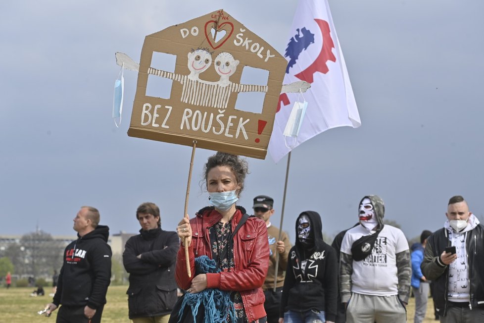 Lidé se sešli na demonstraci proti vládě a za dodržování občanských svobod na pražské Letné (1. 5. 2021)