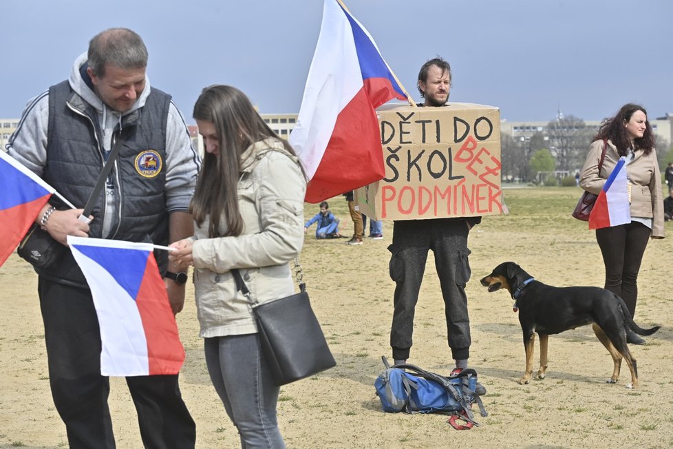 Lidé se sešli na demonstraci proti vládě a za dodržování občanských svobod na pražské Letné (1. 5. 2021).