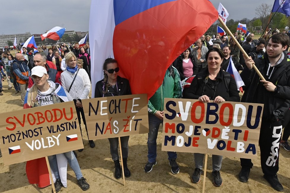 Lidé se sešli na demonstraci proti vládě a za dodržování občanských svobod na pražské Letné (1. 5. 2021)
