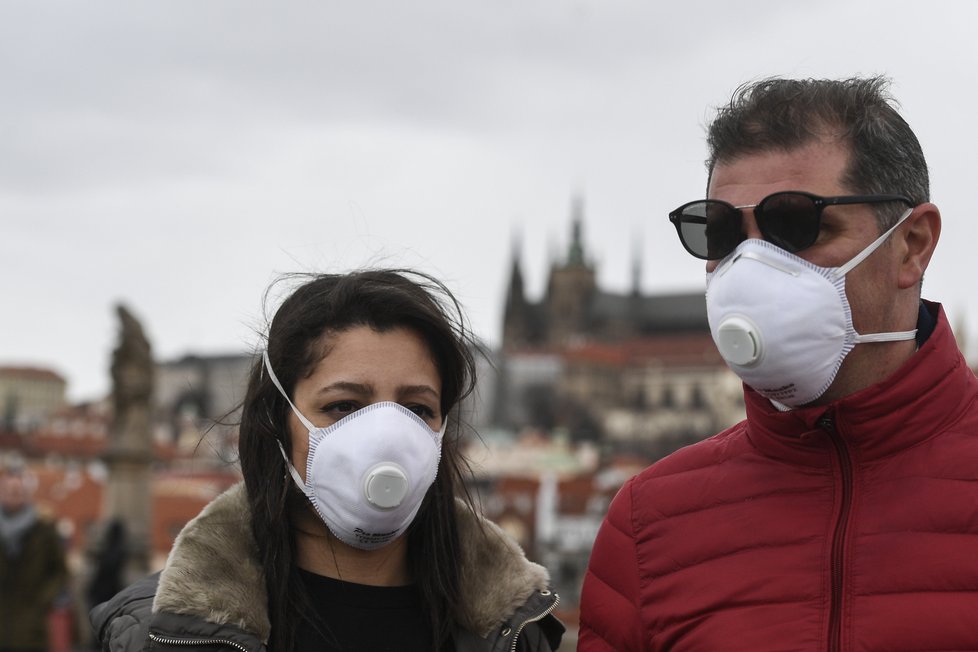 Turisté na Karlově mostě v praze s respirátory (12.3.2020)