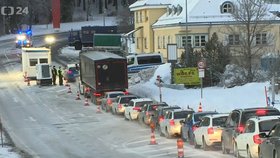 Kolona na hranicích s Německem, které zpřísnilo opatření: Pohled na hraniční přechod Strážný v jižních Čechách (15. 2. 2021)