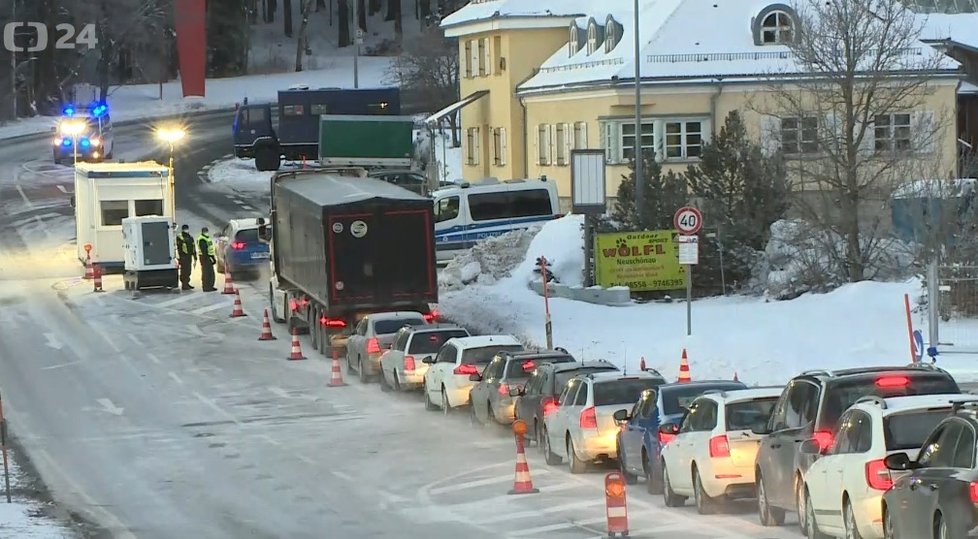 Kolona na hranicích s Německem, které zpřísnilo opatření: Pohled na hraniční přechod Strážný v jižních Čechách (15. 2. 2021)