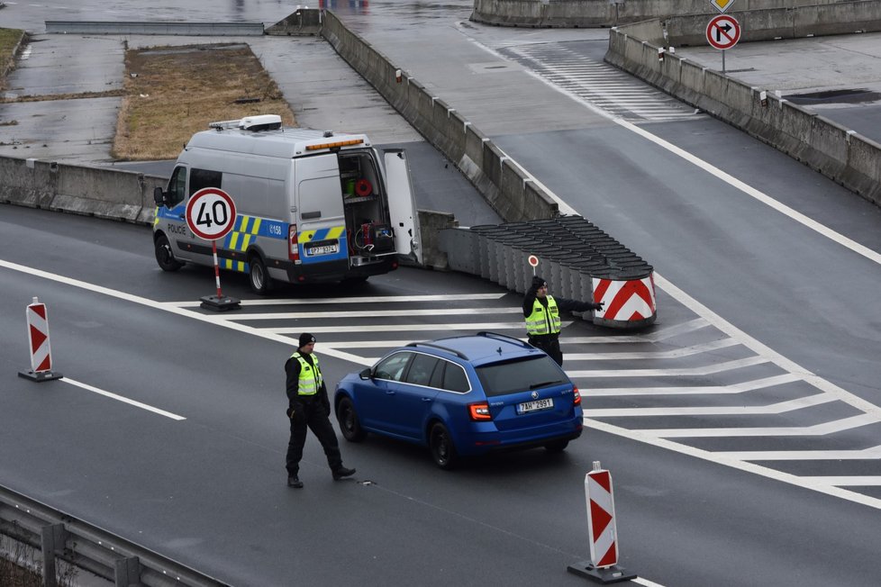 Kontroly na hraničním přechodu z Německem na dálnici D5 v Rozvadově na Tachovsku. (9.3.2020)