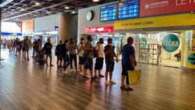 Očkování na počkání: Fronta před očkovacím kioskem na hlavním nádraží v Praze