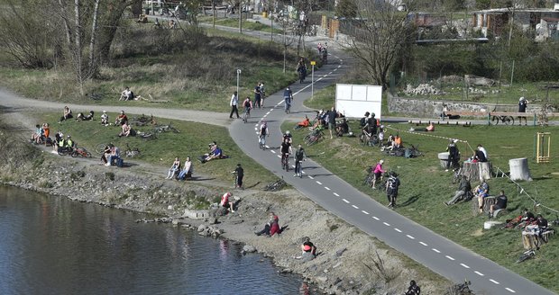 Česko v době koronavirové: Lidé z Prahy a okolí využili 11. dubna 2020 pěkné počasí k rekreaci u břehů Vltavy na Zbraslavi.