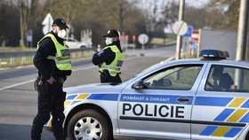 Policisté na česko-rakouské hranici během přísných opatření kvůli koronaviru (17.3.2020)