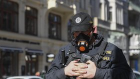 Policista s respirátorem v centru Prahy (14.3.2020)