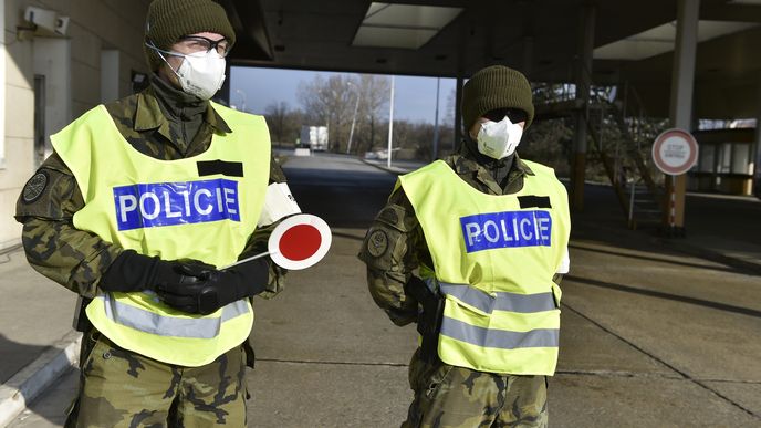 Policistické na česko-rakouské hranici během přísných opatření kvůli koronaviru (17.3.2020)