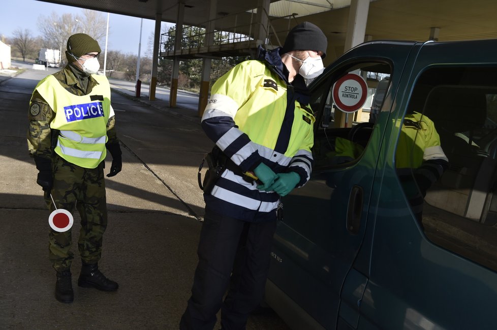 Policistické na česko-rakouské hranici během přísných opatření kvůli koronaviru (17.3.2020)