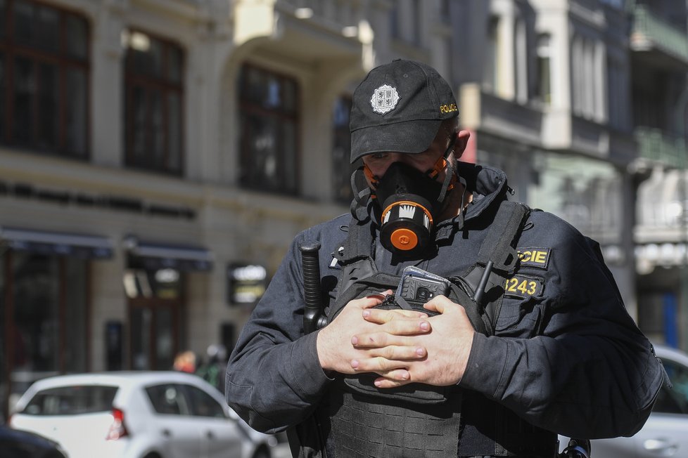 Policista s respirátoem v centru Prahy (14.3.2020)