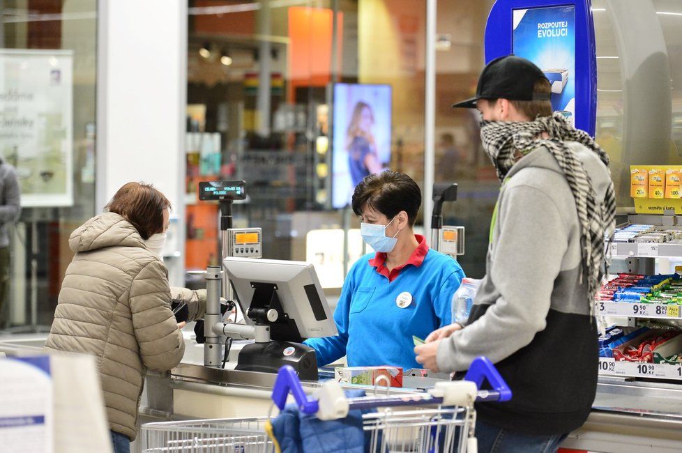 Češi museli vytáhnout roušky i na nákupy do obchodů (18. 3. 2020).