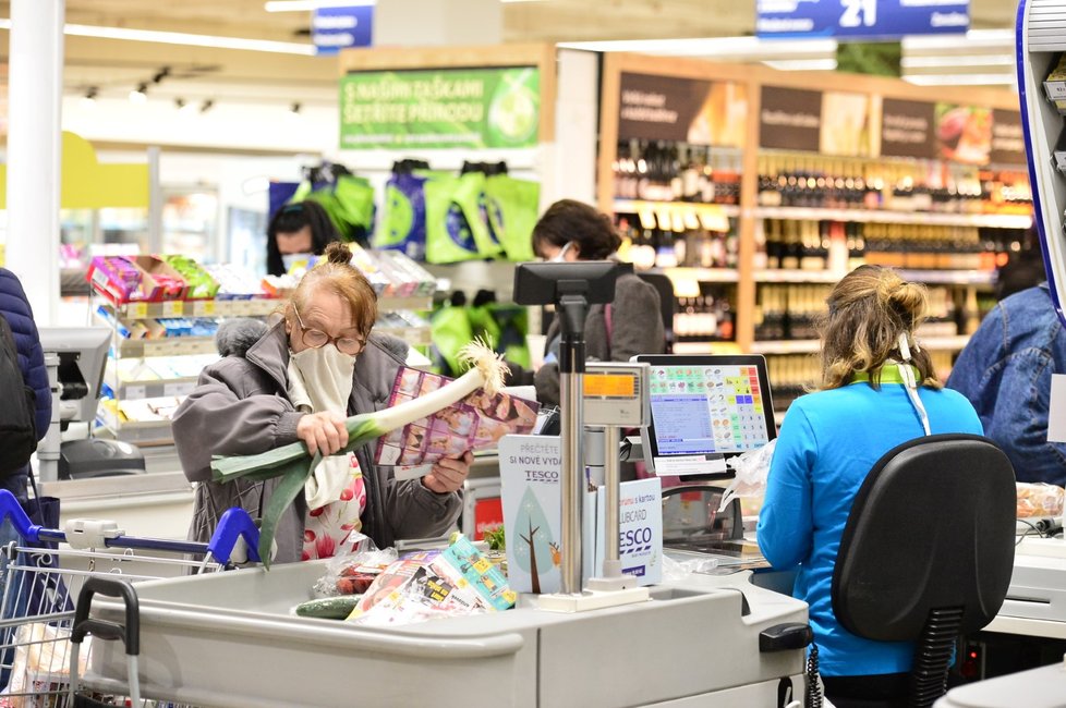 Češi museli vytáhnout roušky i na nákupy do obchodů (18.3.2020)